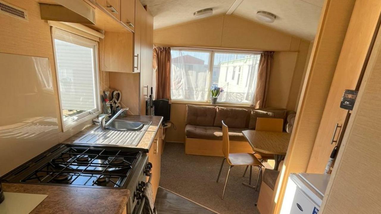 Adorable 2 Bedroom Caravan In Clacton-On-Sea Exterior foto