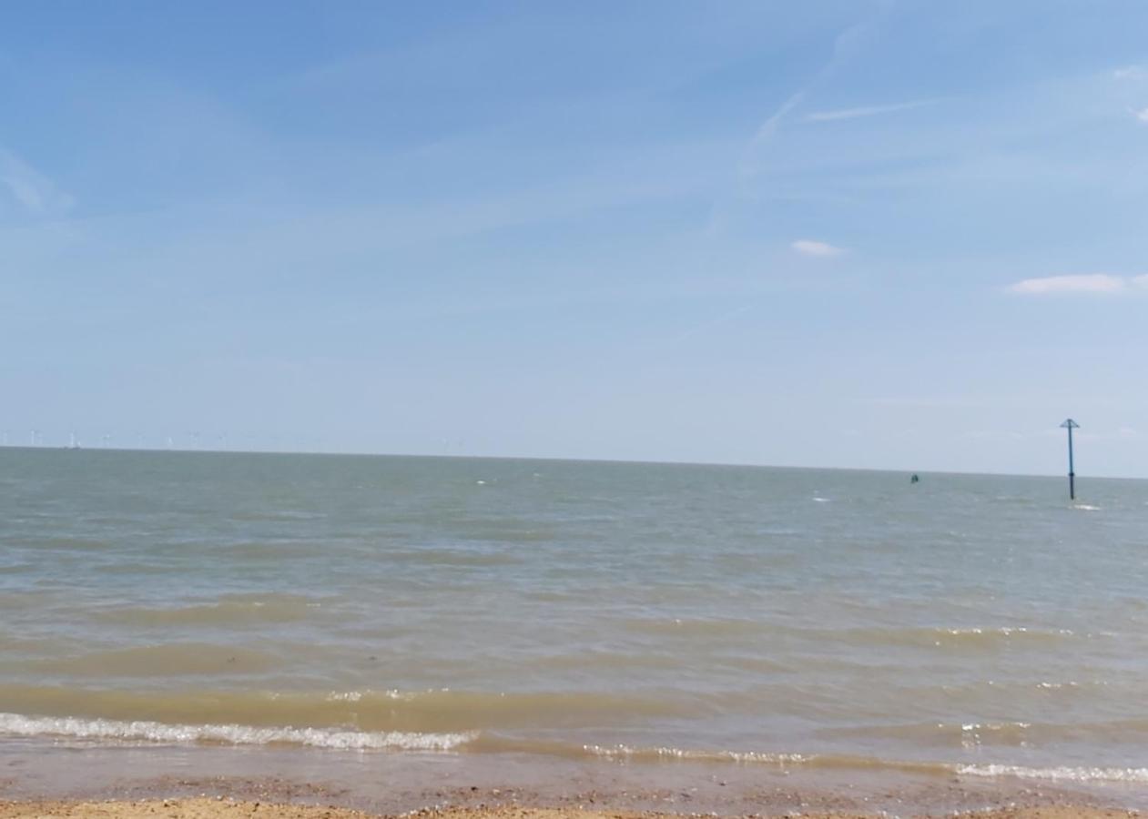 Adorable 2 Bedroom Caravan In Clacton-On-Sea Exterior foto