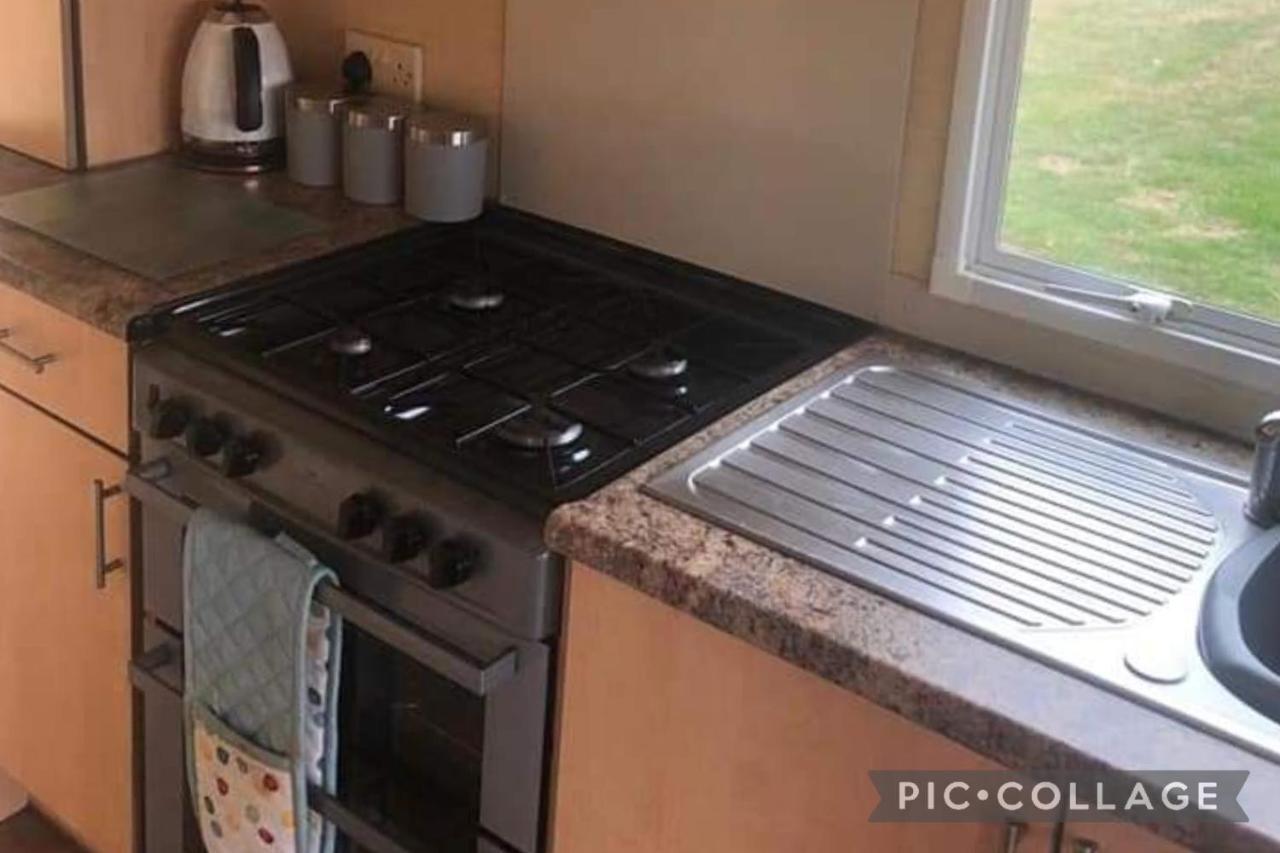 Adorable 2 Bedroom Caravan In Clacton-On-Sea Exterior foto